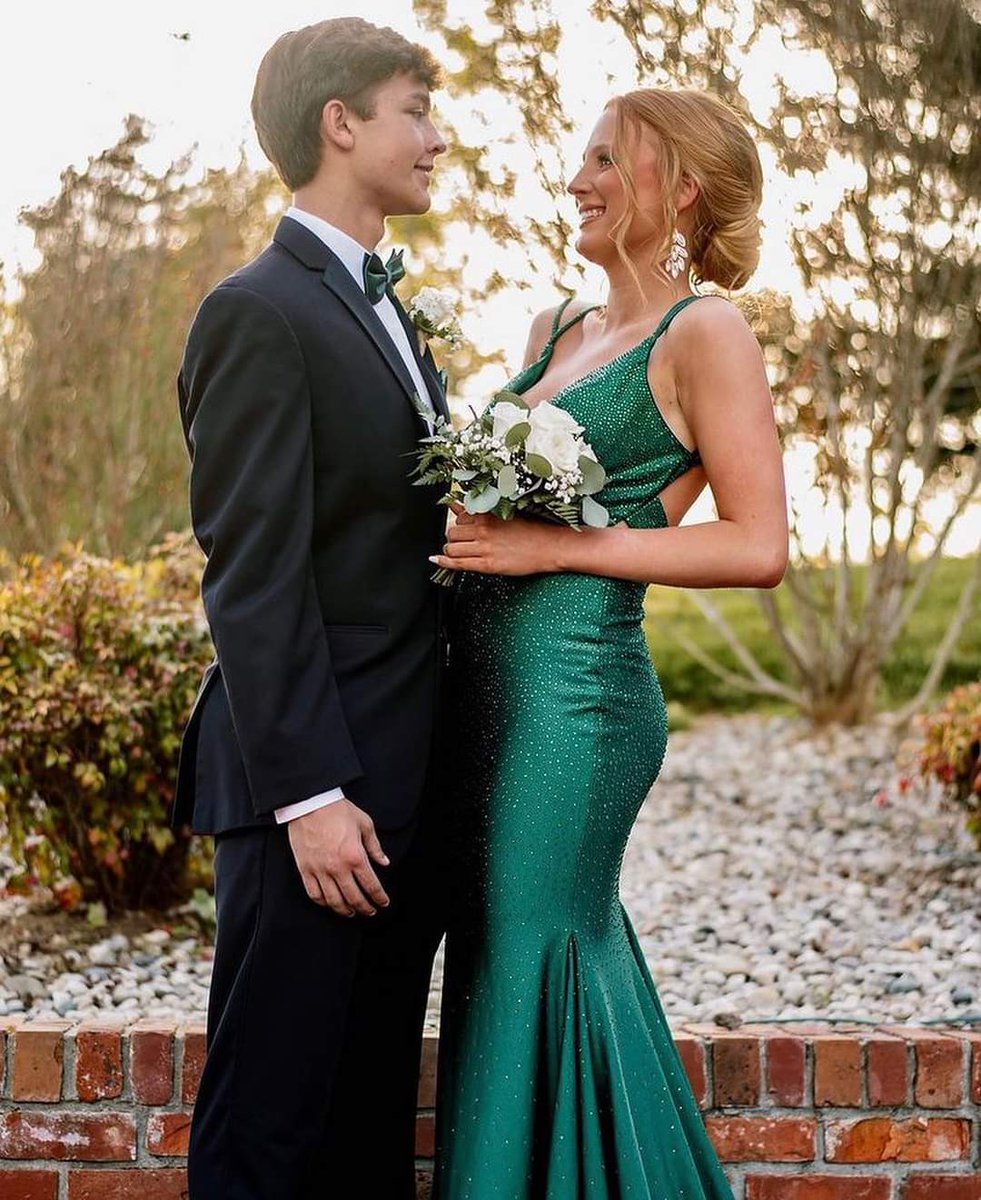 RegissBrideProm's tweet photo. Regiss Ambassador Macy rocking her emerald green Ellie Wilde from Regiss!💚 https://t.co/sOEIUR7D4N