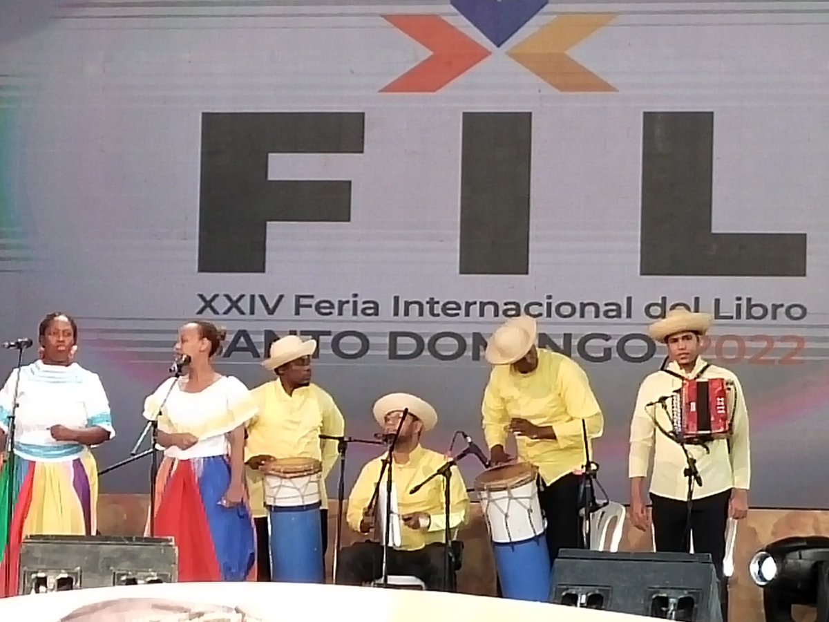 francinegirond's tweet photo. En #RepubliqueDominicaine @edpassy 
#FeriaDelLibro 
XXIV Feria internacional del libro
Capitale étonnante à l'heure du #livre et de la #culture 
De nombreux petits editeurs... En musique !
#SantoDomingo #international https://t.co/KfnNcHXVHU