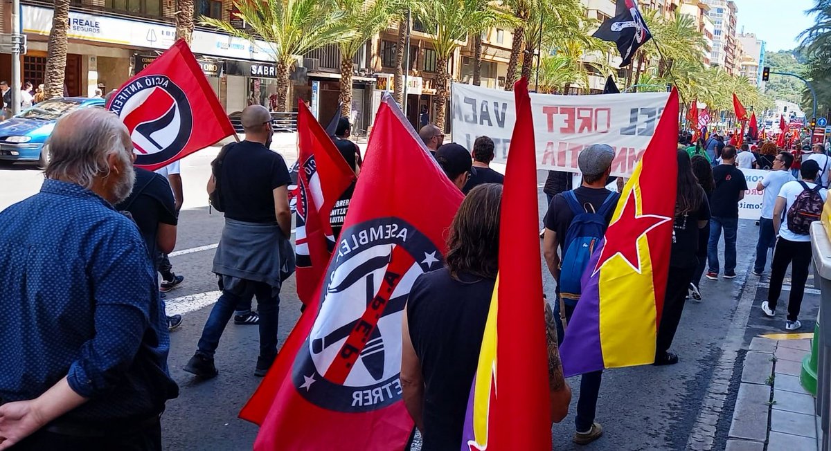 Solidaritat antifeixista al Bloc Antirrepressiu de l'#1Maig a Alacant!

🔴⚫ Pel dret a organització i vaga, per la derogació de les lleis repressives, contra el terrorisme patronal, i en solidaritat amb els represaliats i presos polítics!

PAÍS VALENCIÀ,
TOMBA DEL FEIXISME!