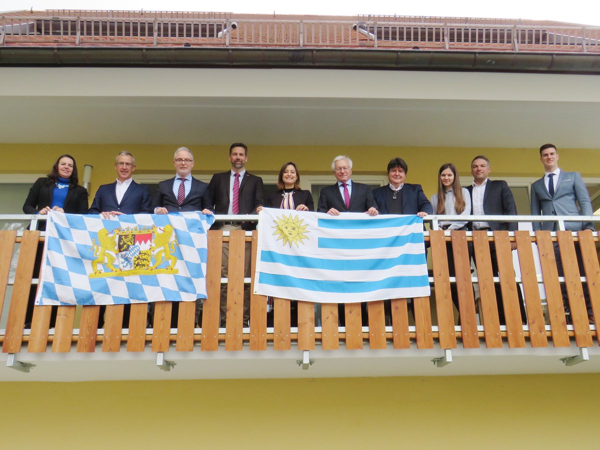 El 25 de abril estuvo en BAYLAT el embajador de #Uruguay en Alemania, S.E. Gabriel Bellón, y la cónsul Victoria Codina. En el encuentro se propusieron interesantes iniciativas para fortalecer la cooperación internacional entre universidades de Uruguay y #Baviera. @Boccaccini_Lab