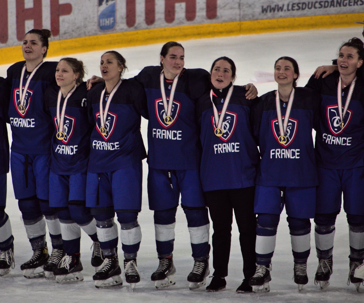 Immense merci aux 8 retraitées de l'équipe de France 🇫🇷 
<a href="/MorganeRihet/">Morgane Rihet</a> 
<a href="/caro_baldin/">Caro Baldin</a> 
<a href="/LeaParment/">Léa Parment </a> 
<a href="/athen_locatelli/">Athén LOCATELLI</a> 
<a href="/22Gwendo/">Gendarme Gwendoline</a> 
<a href="/anouck_bouche/">Anouck Bouché</a> 
@lara_escudero8 
et capitaine <a href="/AllemozMarion/">Allemoz Marion</a>,
pour tout ce que vous avez accompli sous ce maillot
ces 12 à 15 dernières années, bravo !