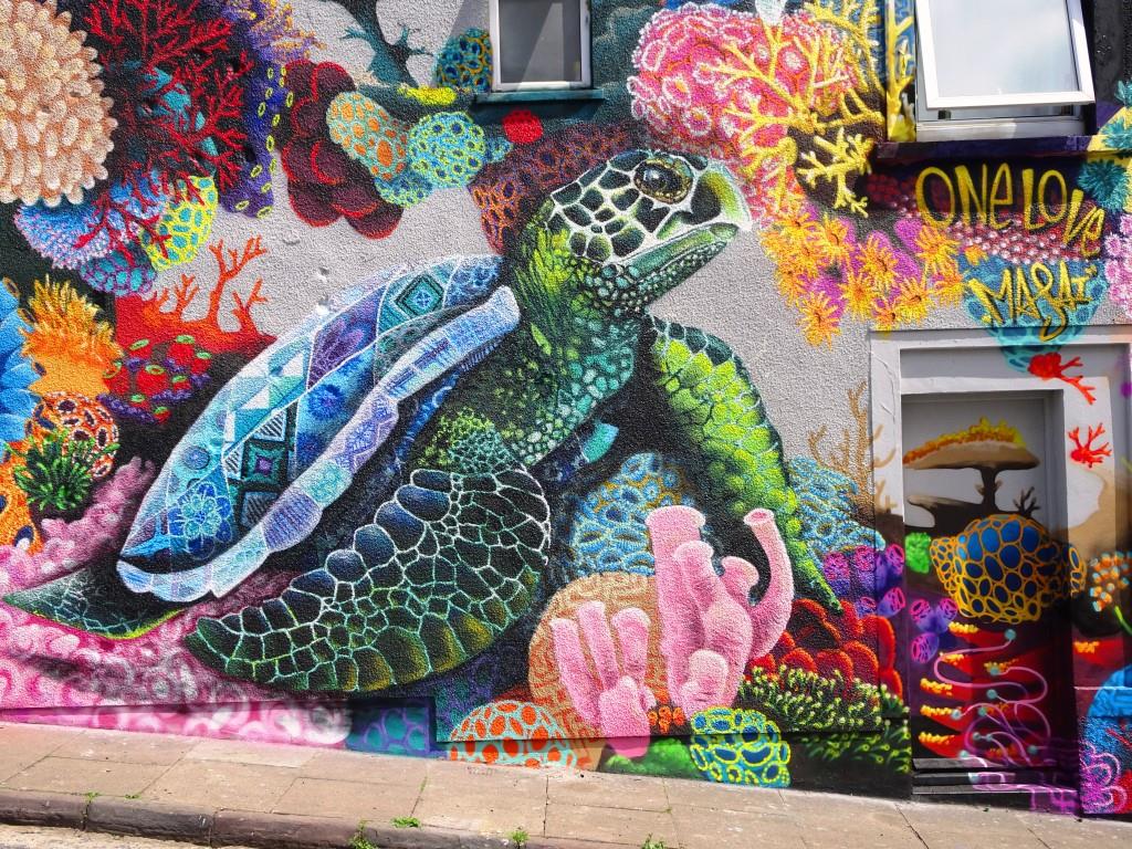 Check out this incredible coral reef mural in Bristol by @louismasai 🌊👇🐢 Huge respect for artists sharing the beauty of life under the sea.