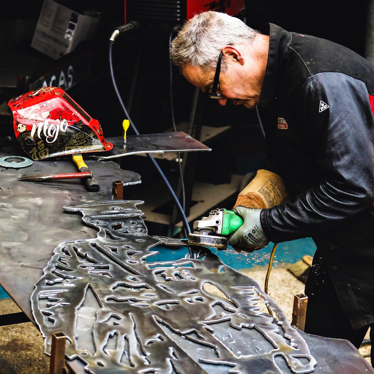 markpollock75's tweet photo. @IrishAirCorps Sgt Zulu byrne takes out a 6mm sheet of mild steel and does a cut out of Michael Collins using a plasma cutter and a angle grinder. Master craftsman and Artist what a great piece. #mastercraftsman #artist #michaelcollins @defenceforces https://t.co/5cD1oFE4Pd