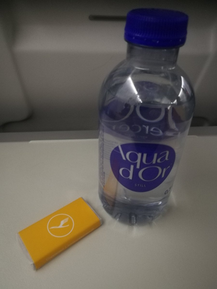 Ravitsemisalan #työvoimapula on näköjään #kansainvälinen #ongelma. Cambridgessä lähes jokaisen ravintolan ikkunassa oli avoimet työpaikat ilmoitus. Lufthansa puolestaan ilmoitti, että henkilökuntapulan vuoksi tarjoilevat lennon aikana vain vesipullon, kylkiäisenä pieni suklaa.