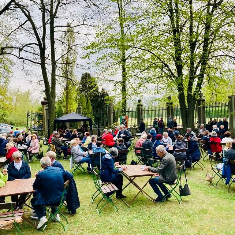 Andreas_Brohm's tweet image. Saisonstart: Sehr viel Trubel war am gestrigen Sonntag beim ersten Bürgercafé und Gartraumkonzert in diesem Jahr am Neuen Schloss in Tangerhütte. Am 5. Juni geht es weiter. Sehr vielen Dank an alle Helfer, die das möglich machen!