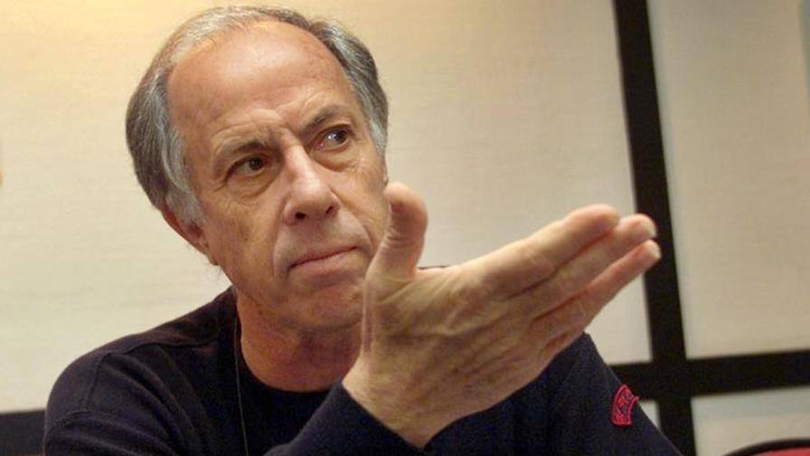 mariobianchi18's tweet photo. Il #2maggio 1941 nasceva #FrancoScoglio. Laureato in Pedagogia, era chiamato "il Professore". Modesta carriera da calciatore, da allenatore (oltre 20 club fra cui Tunisia e Libia) fu famoso per il suo anticonformismo e per qualche polemica. Morì di malore in una trasmissione TV. https://t.co/l1JnS2BdZx
