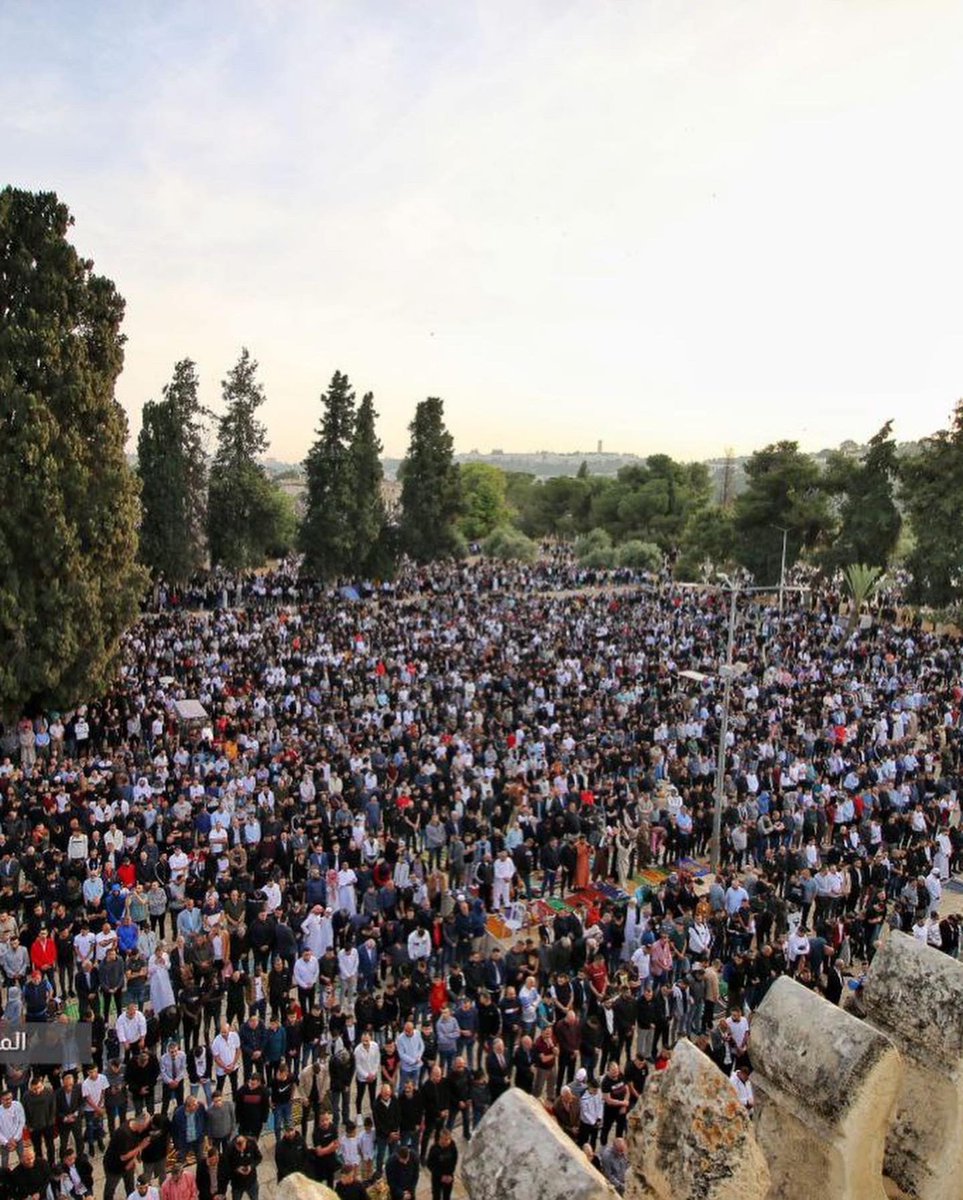 Alhamdhulillaah's tweet photo. Over 200,000 people attend Salat al-Eid in Masjid al-Aqsa https://t.co/oSxT61gUer