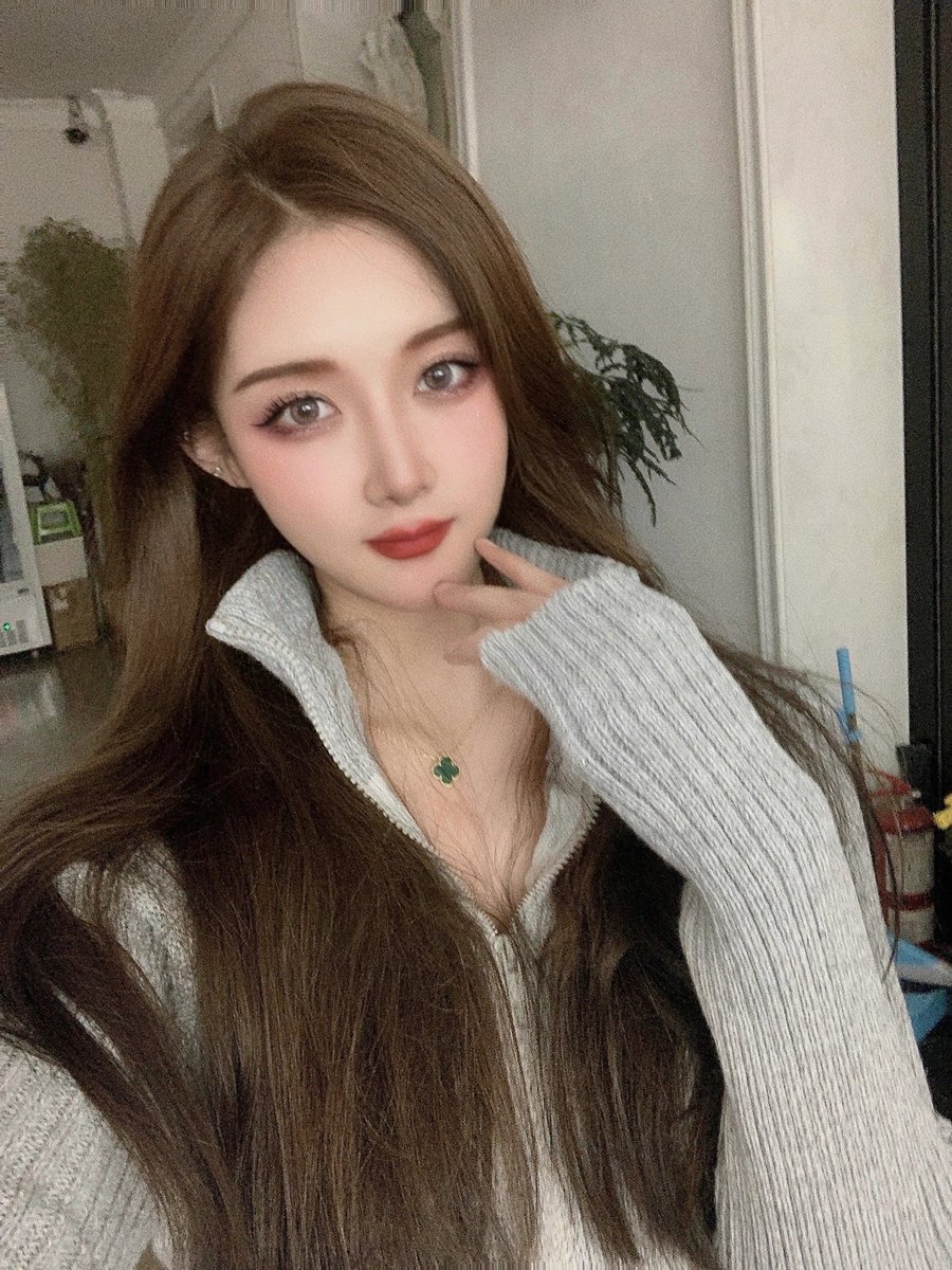 paigebabhee's tweet photo. 今天给人检查碰见了一个非常大的jj，给人家整的湿哒哒的😉😉 https://t.co/XxdeOuJ5XM