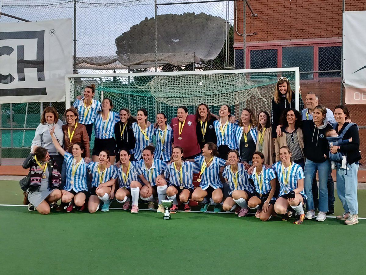 🏑 L'equip de veteranes del Club es proclama campió de Catalunya de Segona Femení per segon any consecutiu. 
Felicitats Campiones 🏆🏆