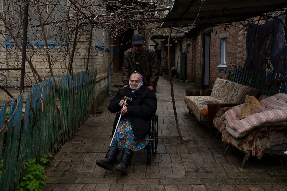 Many ppl ask me which are toughest stories I have heard while in Ukraine during 6 weeks of the conflict &amp; I always say the stories of older ppl &amp; ppl w/ disabilities who are trapped in their homes as fighting rages on, unable to evacuate, are most painful hrw.org/news/2022/05/0…