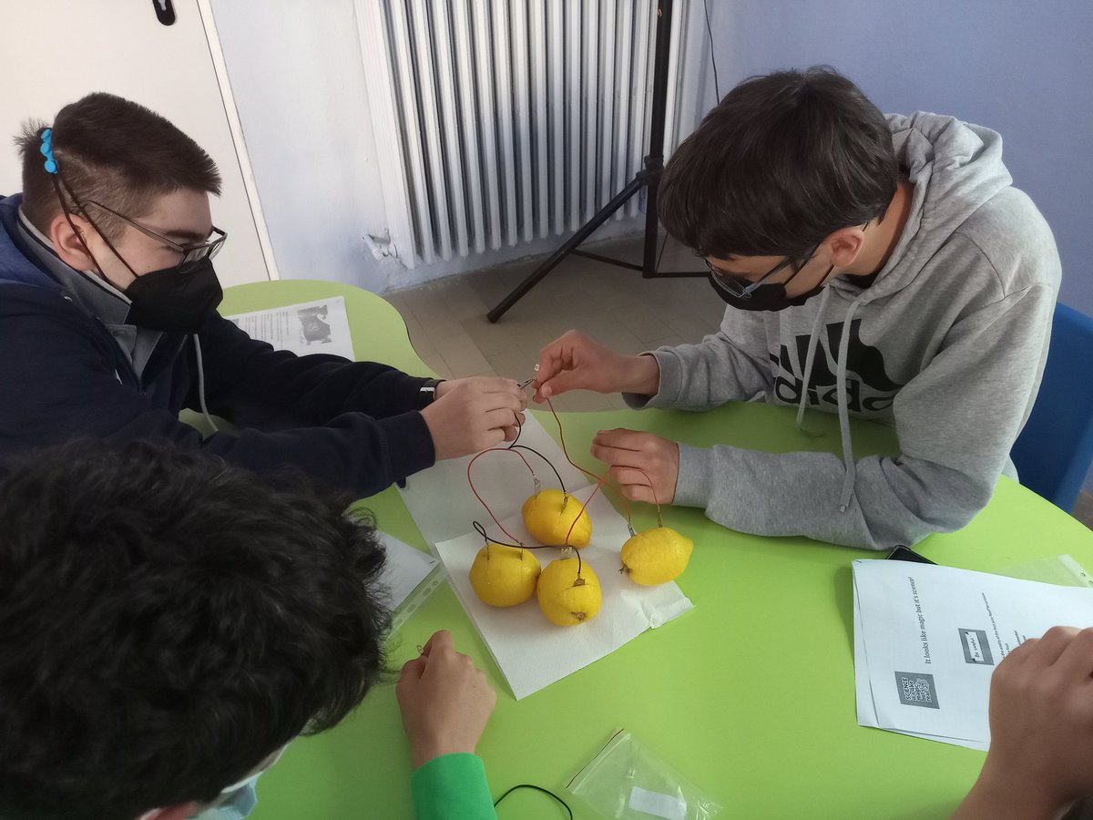 oppzgz's tweet photo. A lemon battery. Together we produce light... 💡 @IESCLARACR @Meme_csg #HiddenFigures https://t.co/3iwo3pKjHb