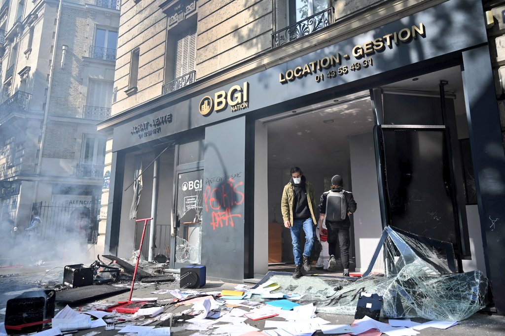 MaudPK's tweet photo. Chacun a vu ce qu'il voulait voir. Moi, j'ai vu un groupuscule hystérique en tête de cortège qui pétait tout sur son passage, des riverains traités de "sales bourgeois", des immeubles transformés en bunkers et des policiers qui sortaient des rangs pour s'occuper des victimes. https://t.co/sBO68WUNrR