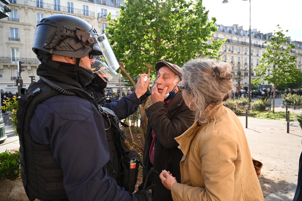 MaudPK's tweet photo. Chacun a vu ce qu'il voulait voir. Moi, j'ai vu un groupuscule hystérique en tête de cortège qui pétait tout sur son passage, des riverains traités de "sales bourgeois", des immeubles transformés en bunkers et des policiers qui sortaient des rangs pour s'occuper des victimes. https://t.co/sBO68WUNrR