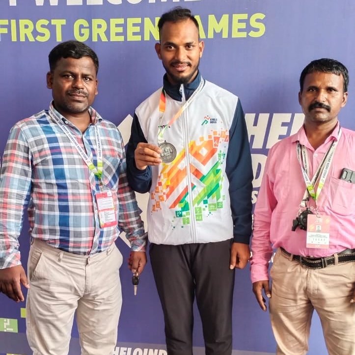 soundaryaedu's tweet photo. Hearty congratulations to Virupakshappa Angadi from SIMS College representing Bangalore University has won SILVER MEDAL in 200 M. run at 2nd KHELO INDIA UNIVERSITY GAMES 2021 Bangalore athletics championships for Men 2021
#studyinkarnataka #medals #200m #200meters  #KheloIndia https://t.co/EOyML3ytje
