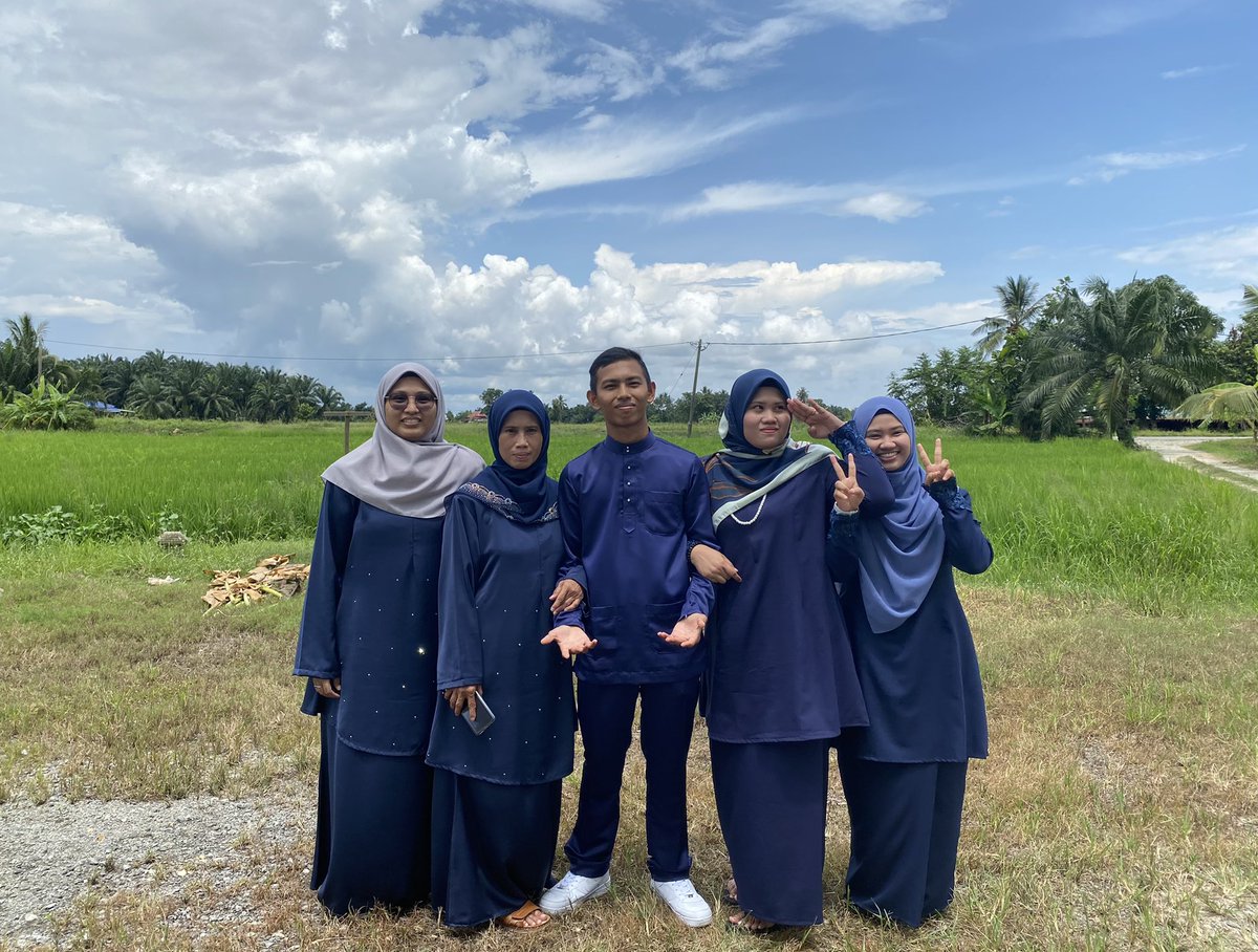 HanisMastor's tweet photo. Selamat Hari Raya Aidilfitri Maaf Zahir &amp; Batin 🌙        
#teamrayaperak 
#teamblueblack https://t.co/P0zI7fu7kp