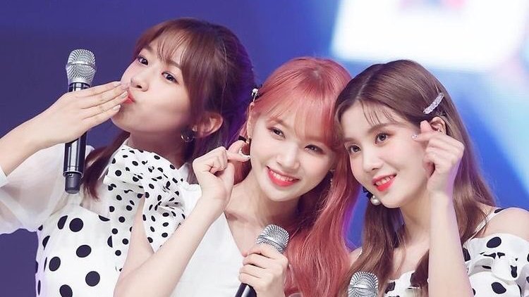 yyujinationn's tweet photo. leader eunbi really taught yujin and chaewon well 🥺 i'm so proud of them https://t.co/wKuf7iRAf6