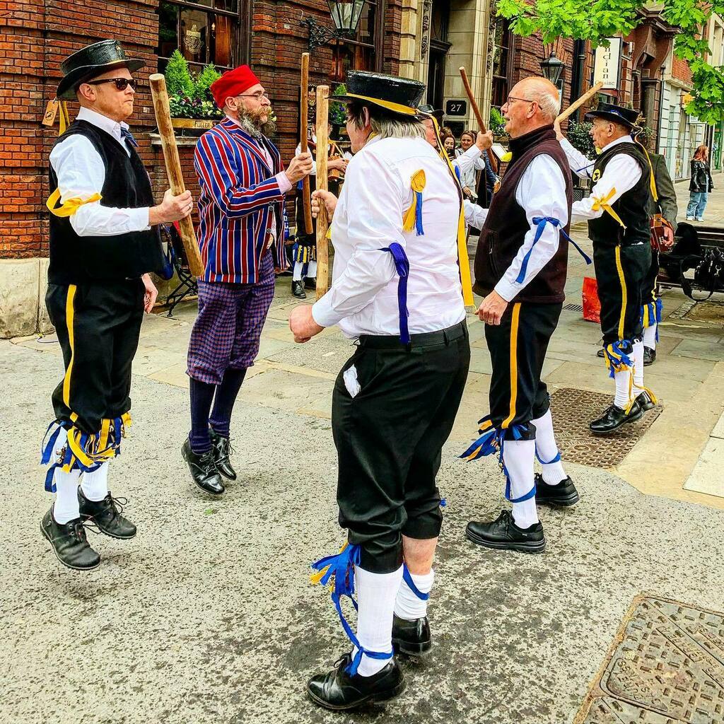 malumpfy's tweet photo. Mid-air Morris Men, outside the Hung, Drawn and Quartered pub, on Great Tower Street, in the City, yesterday afternoon.
#morrismen #morrisdancers #mayday #morrisdancing #levitating #midair #hungdrawnandquartered #hungdrawnandquarteredpub #greattowerstr… https://t.co/Y5WB30EUH8 https://t.co/mQiJLCsIJ7