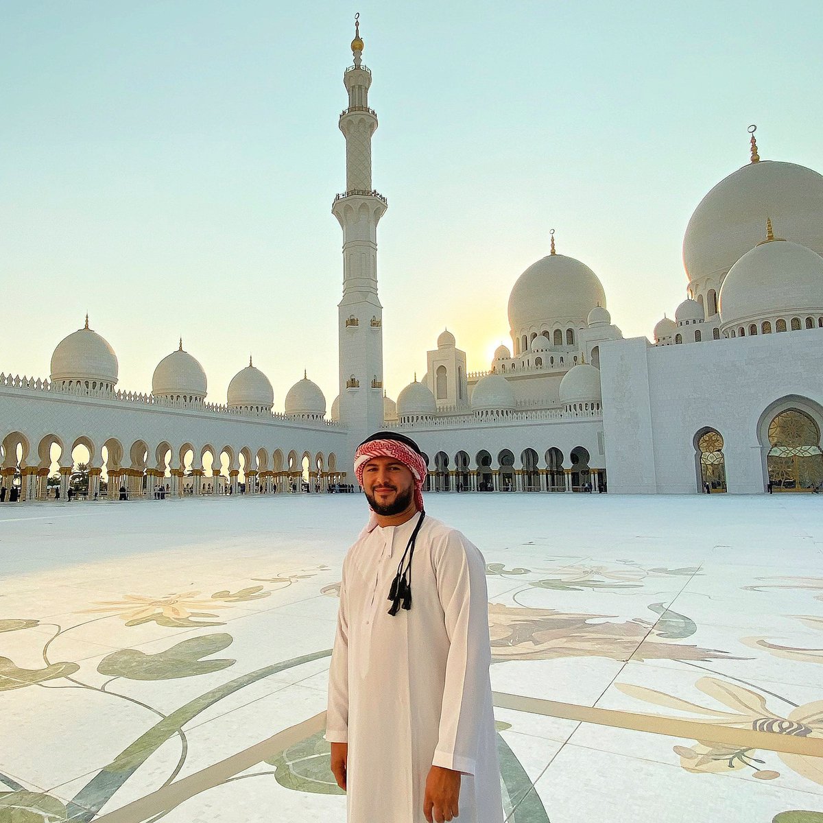 Eid Mubarak mes frères et soeurs, qu’Allah vous protège 🤲 ainsi que vos familles ♥️ Profitez bien de cette belle journée #Peace #eidmubarak #islam