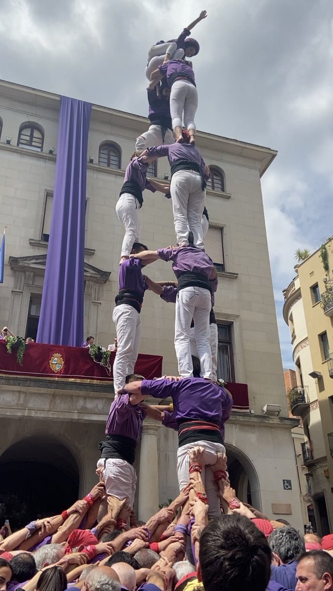 CCFigueres's tweet photo. Ahir vam tenir una diada de Santa Creu on no es podia demanar més. Va fer un dia fantàstic, vam tenir uns companys de plaça espectaculars, un públic entegrat i vam poder tornar a fer castells de 7 a plaça. 
No tenim paraules! 😈
 
#santacreu2022 @ajfigueres @Marrecs @capgrossos https://t.co/8ZzF1C29mD