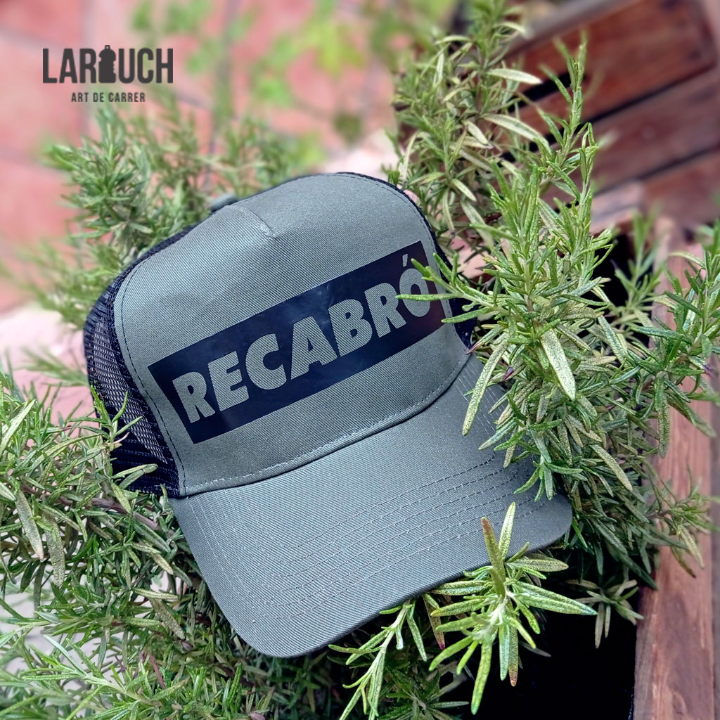Larouchart's tweet photo. Les gorretes més socarrones que voreu per ahi. #Recabró #Bragat #Trucker #ArtDeCarrer #Aspai #Mardà #AixòÉsAixina #Ausaes #Moatros https://t.co/lEJB1ASUtt