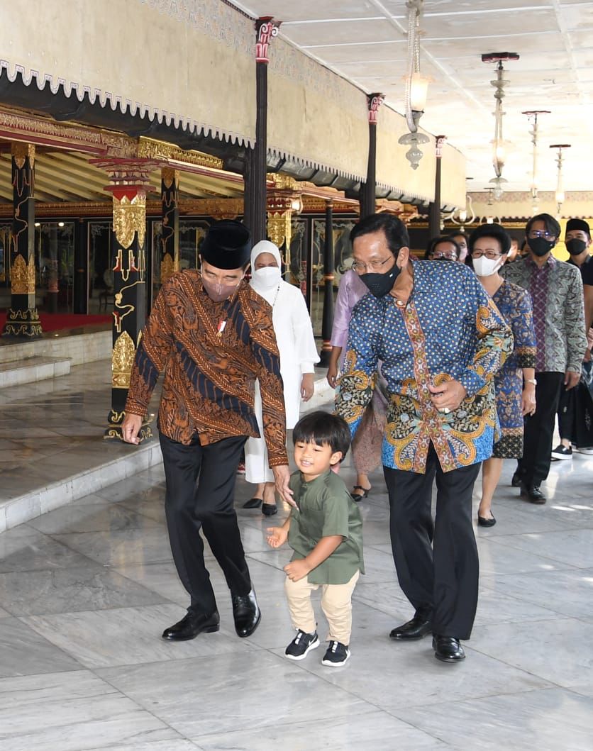 Saya, Ibu Negara dan Kaesang pagi ini berkunjung ke Keraton Yogyakarta, menghaturkan selamat Idulfitri kepada Bapak Sultan Hamengkubuwono X, Gusti Kanjeng Ratu Hemas, dan seluruh keluarga keraton.

Mohon maaf lahir dan batin. 🙏