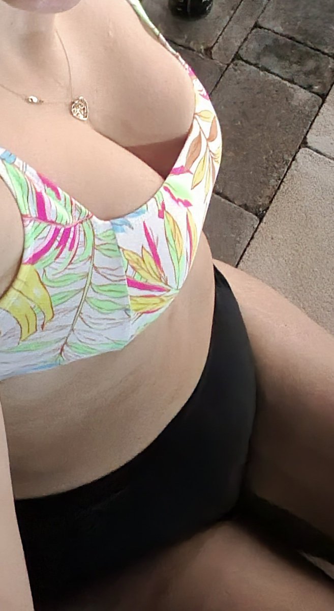 BitchesEnvy7's tweet photo. Had a great night with the girls but now you need to reimburse me for it...spent too much on drinks 🍸 🙃 

#paypigs #humanatm #findom #bossbitch #brattydomme https://t.co/cC3XY15toM