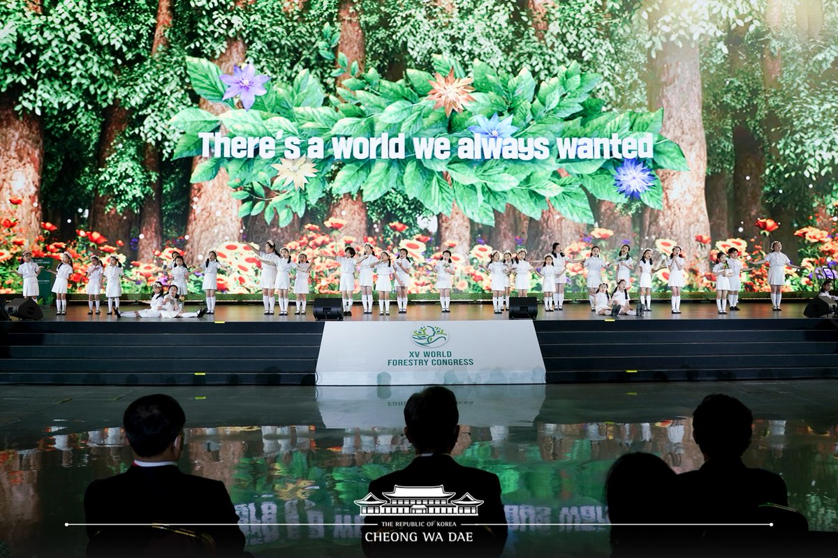 문재인 대통령은 오늘 서울 코엑스에서 열린 제15차 세계산림총회 개회식 기조연설에서 “숲과 인간이 상생하는 지속가능한 번영의 길로 함께 나아갈 수 있도록 선진국과 개도국이 서로 다른 여건을 이해하며 보다 적극적으로 협력하고 부담을 나누어야 한다”고 강조했습니다.
facebook.com/TheBlueHouseKR…