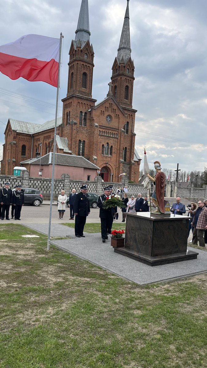 PiotrLibera's tweet photo. Rycerze św. Floriana świętowali 100 lecie istnienia OSP we Wieczfni Kościelnej. Dziękuję, drogie druhny i druhowie  za Waszą służbę Bogu na chwałę i ludziom na pożytek 🚒👩🏻‍🚒 https://t.co/TrOl5oVov7