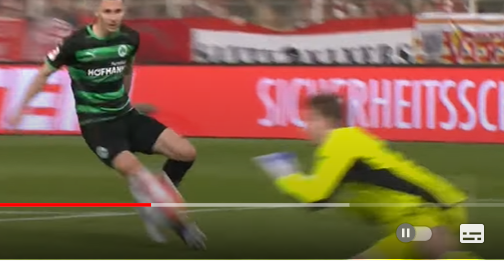 SaschaFltr's tweet photo. Gut mitgespielt von #Rönnow! War ja eigentlich im Rückwartslaufen, kommt dann aber zügig wieder vor. War gar nicht so einfach zu verteidigen, weil der Ball eklig aufsprang. Bildet mit seinen Händen aber das "Dach" wodurch er nicht weg kann.
#FCUSGF #fcunion #eisern https://t.co/QkuTi2TtkJ