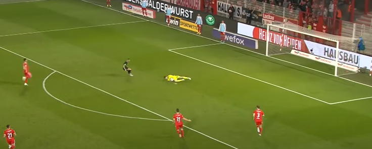SaschaFltr's tweet photo. Gut mitgespielt von #Rönnow! War ja eigentlich im Rückwartslaufen, kommt dann aber zügig wieder vor. War gar nicht so einfach zu verteidigen, weil der Ball eklig aufsprang. Bildet mit seinen Händen aber das "Dach" wodurch er nicht weg kann.
#FCUSGF #fcunion #eisern https://t.co/QkuTi2TtkJ