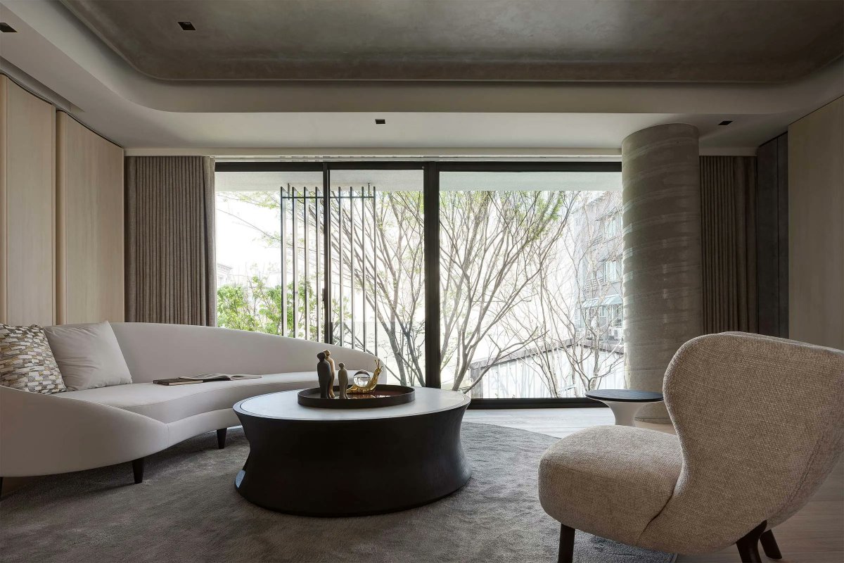DesignAnthology's tweet photo. HOME / Located just strides away from the major Tainan thoroughfare, this home by Chain10 belies its busy surroundings. Read the story by Vaishnavi Nayel Talawadekar at https://t.co/0GW8CPzRSR
#chain10design #taiwandesigner #taiwan #taiwangram #taiwan #taiwanese #interiordesign https://t.co/4lMVlx1Gk7