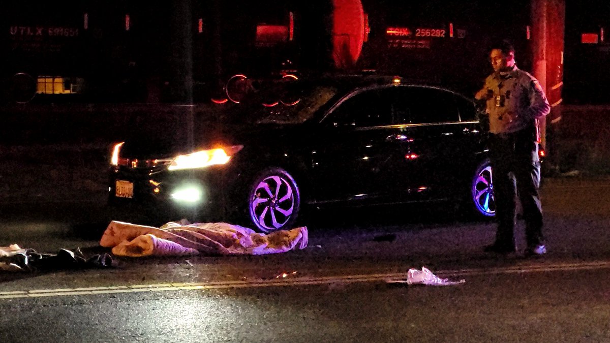 PSNews_Sac's tweet photo. #RIGHTNOW #AutoVsPed #TrafficAlert
Roseville Rd. is closed between Longview Rd. at Connie Dr. as officers investigate an Auto Vs Pedestrian accident at Tri Stations Rd. The Pedestrian was transported to the hospital. The driver remained on scene and is cooperating with officers. https://t.co/rQ0pk8DH7a