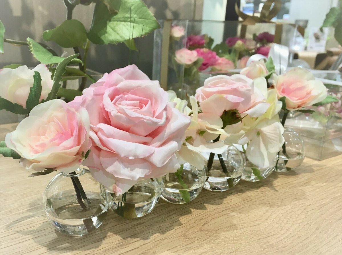 水に挿したようなデザインと、アートフラワーならではの躍動感あふれる