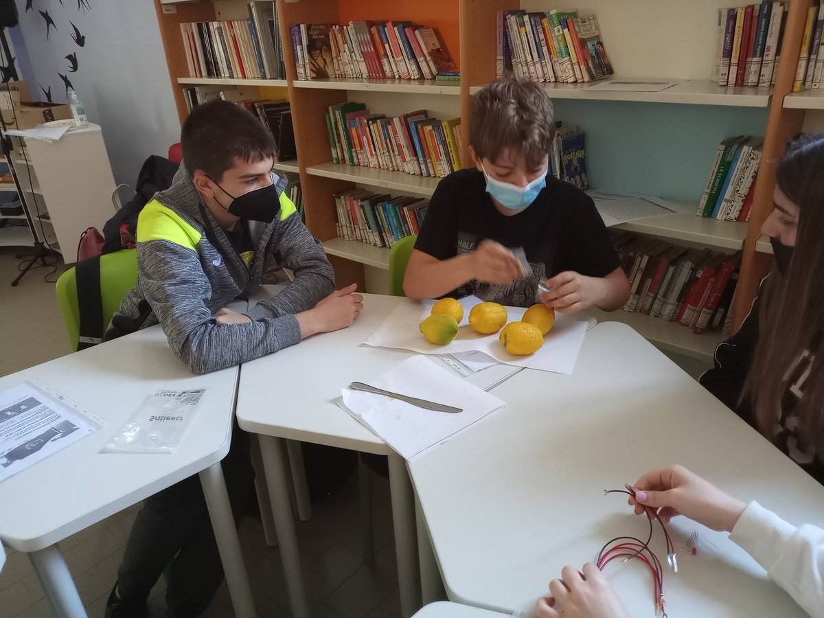 oppzgz's tweet photo. A lemon battery. Together we produce light... 💡 @IESCLARACR @Meme_csg #HiddenFigures https://t.co/3iwo3pKjHb