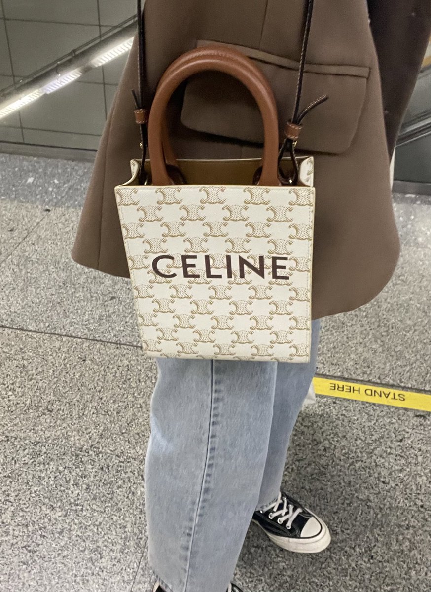 celine mini vertical cabas 📦🥨🥯 ไม่ค่อยเห็นคนรีวิว  หลังจากใช้มาเกือบ2เดือน เราใช้คุ้มมาก เห็นแบบนี้สำหรับเราจุของได้เยอะเลย แต่งตัวธรรมดาแค่ไหนสะพายใบนี้คือคอมพลีทลุคมาก สีขาวที่ดูแลไม่ยากเพราะเป็นแคนวาสเคลือบ 10/10✨🤩