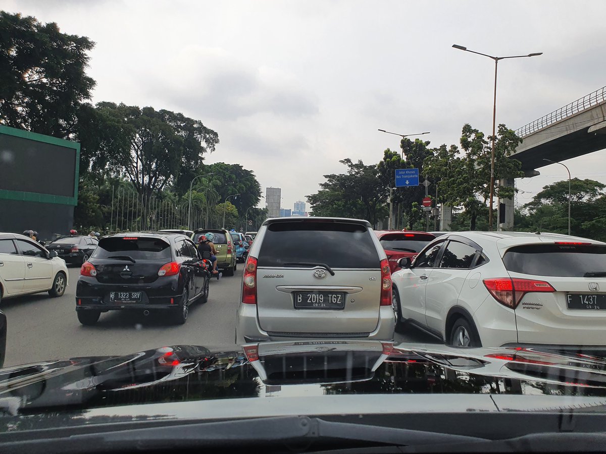 dik_kelik's tweet photo. @RadioElshinta setelah exit tol UKI, depan Kodam pada merayap. Cuaca mendung.  Tetap hati². https://t.co/qJpZCCqRXc