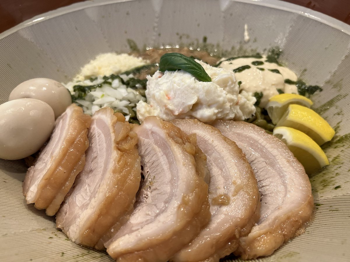 harapeko__ako's tweet photo. 鷹の目(蒲田店)さんの限定のジェノベーゼ！(麺増し1kg！豚増し+味玉！)
二郎系×イタリアン！ワシワシの麺にバジルの香りと旨味でジェノベーゼソースがよく合う😳ポテトサラダも混ぜて食べたらクリーミーになって最高！もちろんアブラとガリマヨも必須😻豚も神豚でした😻この限定は5/8(日)まで🌟 https://t.co/KobiEonrEv