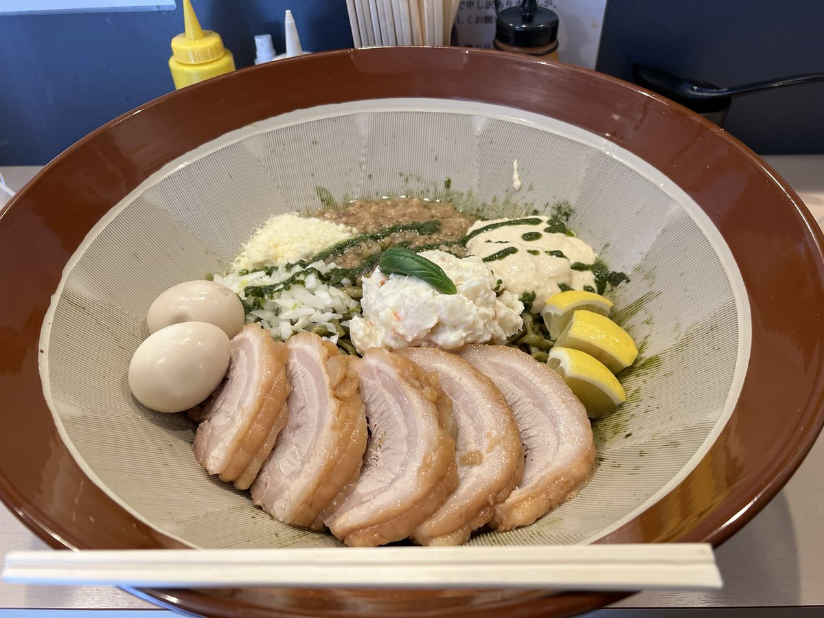 harapeko__ako's tweet photo. 鷹の目(蒲田店)さんの限定のジェノベーゼ！(麺増し1kg！豚増し+味玉！)
二郎系×イタリアン！ワシワシの麺にバジルの香りと旨味でジェノベーゼソースがよく合う😳ポテトサラダも混ぜて食べたらクリーミーになって最高！もちろんアブラとガリマヨも必須😻豚も神豚でした😻この限定は5/8(日)まで🌟 https://t.co/KobiEonrEv