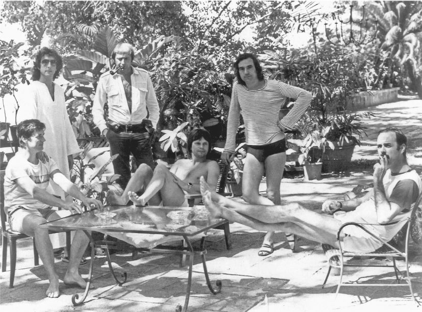 carlosclavijo22's tweet photo. Los Monty Python escribiendo el guión de “La vida de Brian” en un resort de Barbados, Enero 1978. https://t.co/xnLpI6CDgP