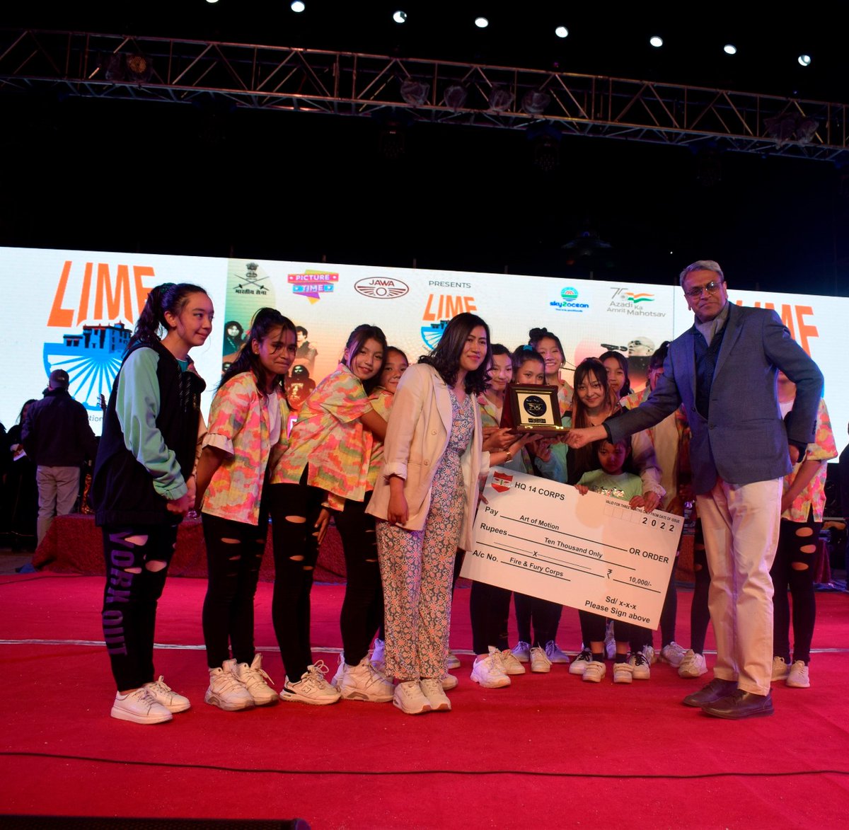 PRODefSrinagar's tweet photo. #FireAndFuryCorps is proud to be associated with 1st #LIMF commenced #Leh 30Apr. Day 1 saw rocking performance by #TetseoSisters #Parashara #FaisalAshoor #ArtofMotion #MilitaryFusionBand
@adgpi @NorthernComd_IA @lg_ladakh @SpokespersonMoD @ddnewsladakh
@DIPR_Leh https://t.co/AkBTXu3E6B
