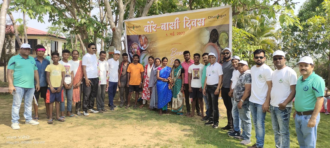 ExploreBastar's tweet photo. On the occasion of International Labour Day, @ChhattisgarhCMO has introduced a cultural revival initiative that addressed the importance of workforce by marking the day with event named after age old Chhattisgarhi tradition of eating a day old retained food known as Bora Baasi https://t.co/8do0fjA2hZ