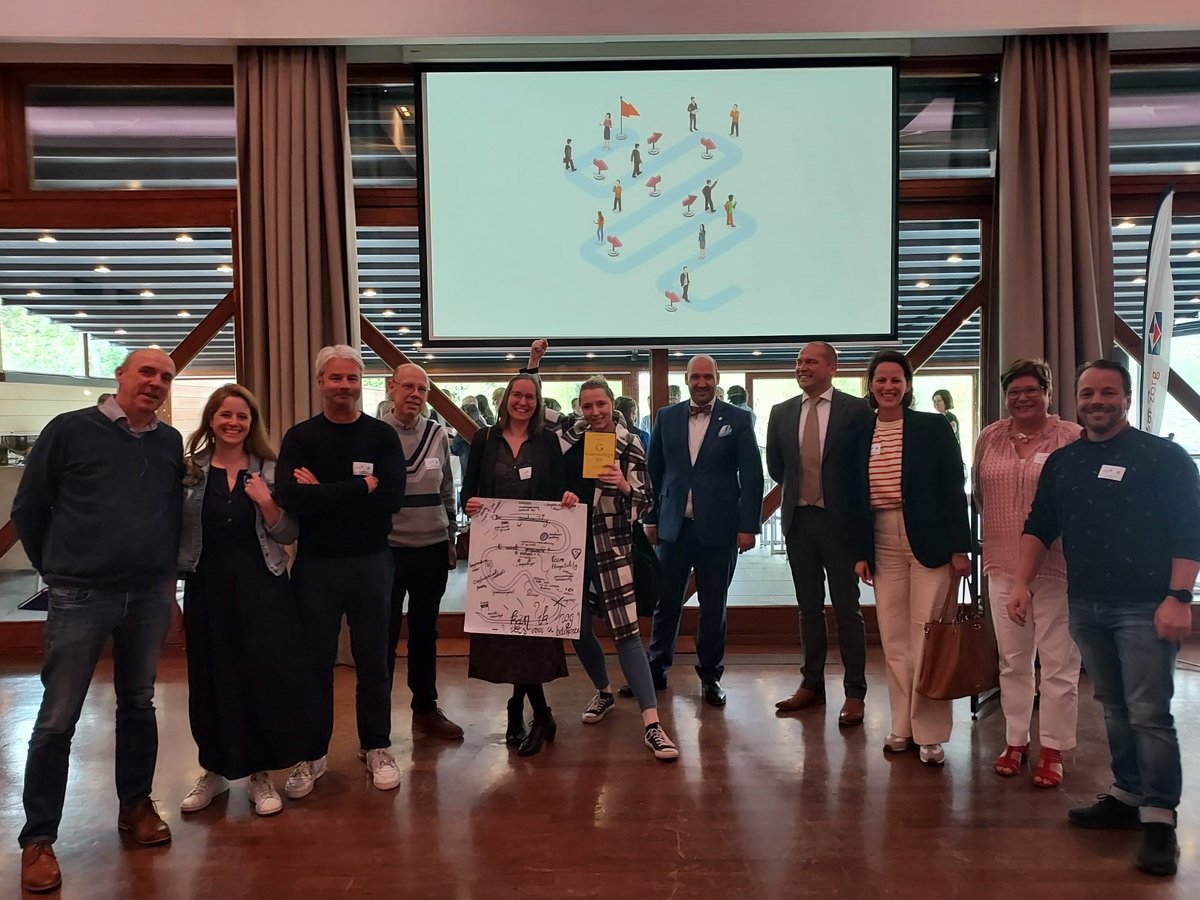 Duurzaamheid, gastvrijheid en klanttevredenheid: drie inspirerende thema’s op de dag van de leidinggevenden.
📢 Gastsprekers Christophe Maes en <a href="/vincent1802/">Vincent Vermeulen</a> prikkelden en motiveerden zo’n 100 AZ Klina collega’s om nog meer in te zetten op ‘echte’ gastvrijheid.