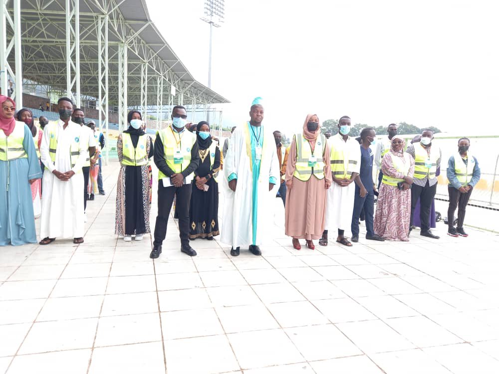 NyarugengeV's tweet photo. Uyu munsi urubyiruko rw'abakorerabushake  mu karere ka @Nyarugenge  , @CityofKigali bafashije umuryango  mugari waba islamu mu #Rwanda  mugikorwa cyo gusenga  ishengesho rya Eid-il-fitri risoza igisibo cy'ukwezi kwa Rmathan. https://t.co/IByF5sSUFv