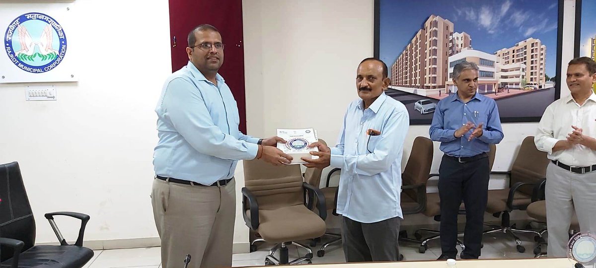 રાજકોટ મહાનગરપાલિકાના ૧૦ કર્મચારીઓને નિવૃત્તિ વિદાયમાન આપતા મ્યુનિ. કમિશનરશ્રી અમિત અરોરા

“ફરજ પરથી નિવૃત થયા બાદ જો કોઈપણ પ્રશ્નો હોય તો કોર્પોરેશનના દ્વાર આપના માટે હંમેશા ખુલ્લા છે”  
-મ્યુનિ. કમિશનરશ્રી <a href="/arora2k21/">Amit Arora</a> 
<a href="/PMOIndia/">PMO India</a> <a href="/narendramodi/">Narendra Modi</a> <a href="/CMOGuj/">CMO Gujarat</a> <a href="/Bhupendrapbjp/">Bhupendra Patel</a> <a href="/pkumarias/">Pankaj Kumar</a>