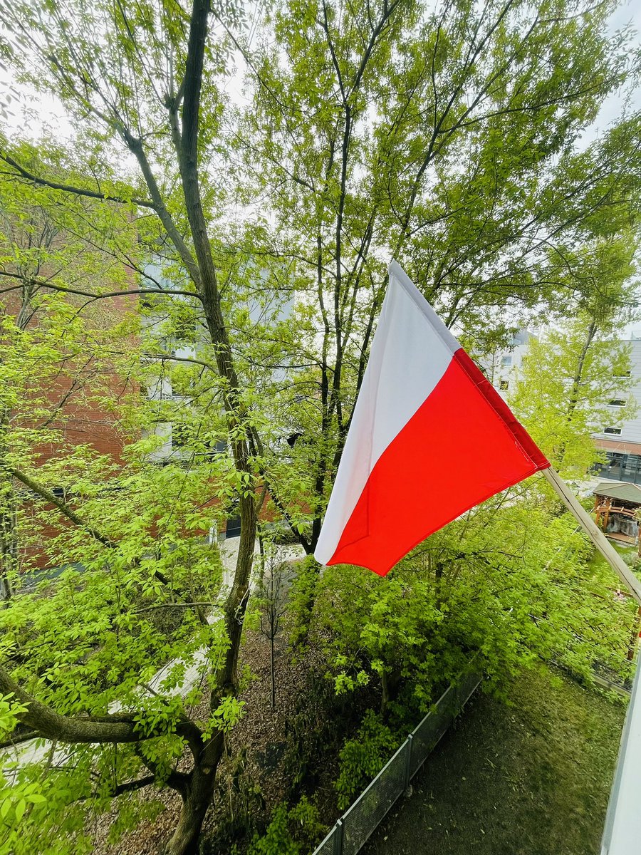 MJTomczak's tweet photo. Biel i czerwień flagi każdorazowo daje poczucie dumy, przywiązania i patriotyzmu. Jest ze mną cały rok - dumnie powiewająca przed domem! 🇵🇱 https://t.co/ZAzlrbb8xi