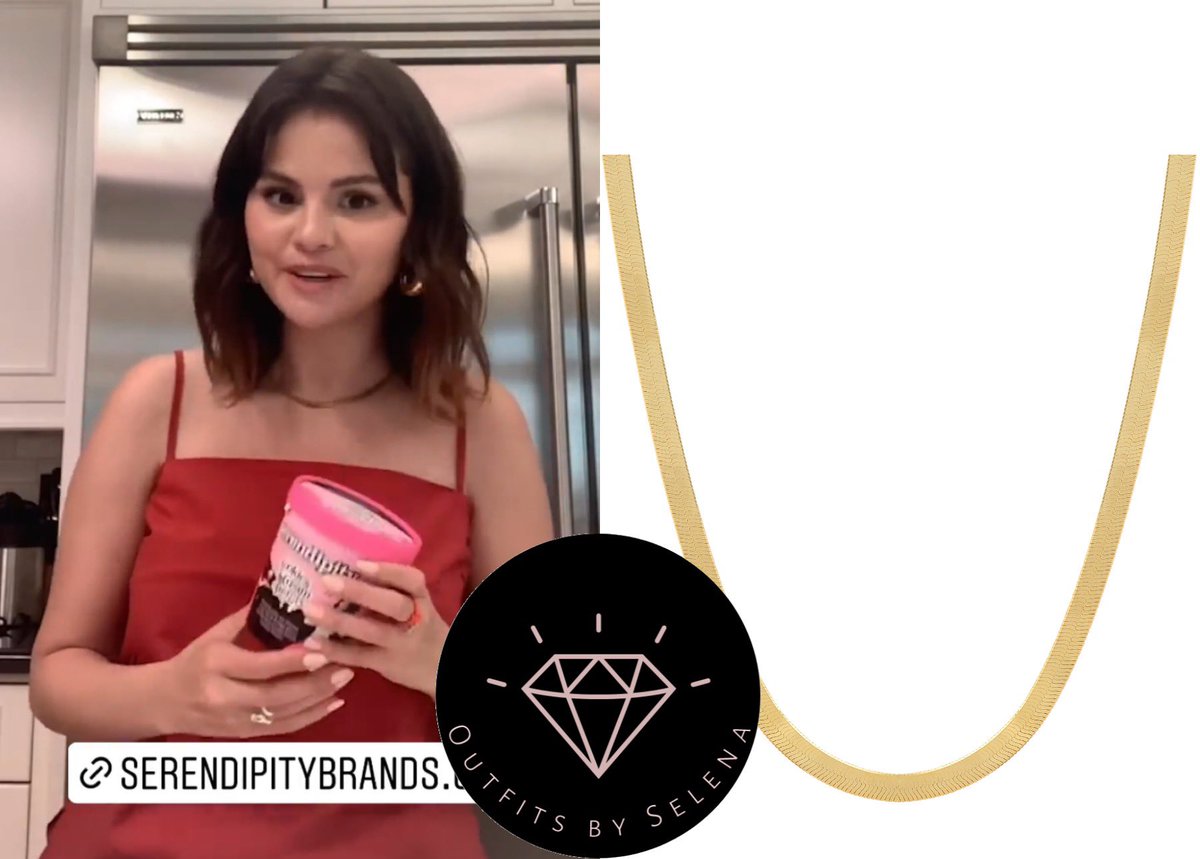 outfitsbyselena's tweet photo. April 28, 2022- .@SelenaGomez posted videos on Instagram Stories
#SelenaGomez wearing a #Leset Elle Square Neck Cami (Sold out), #LOTTGioielli Golden Creole Charlie Earrings (€175) and @ByChari Kira Necklace ($95). https://t.co/CvWb8Txetl