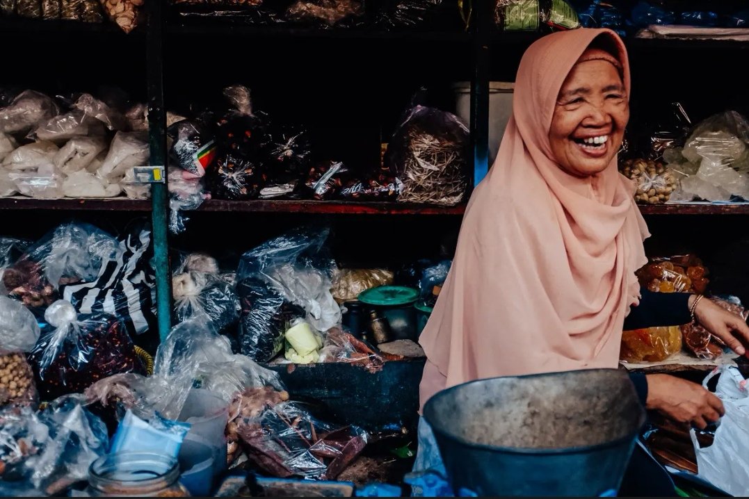 clemenceleleu's tweet photo. Les photos des lauréats du Food Photographer of the Year. Ça fait voyager, ça questionne et parfois ça crispe un peu (on sent une pointe d'essentialisation dans certains clichés). Le gagnant cette année :  Dedbatta Chakraborty qui a immortalisé un vendeur de kebab de rue https://t.co/wEOruRx8rk