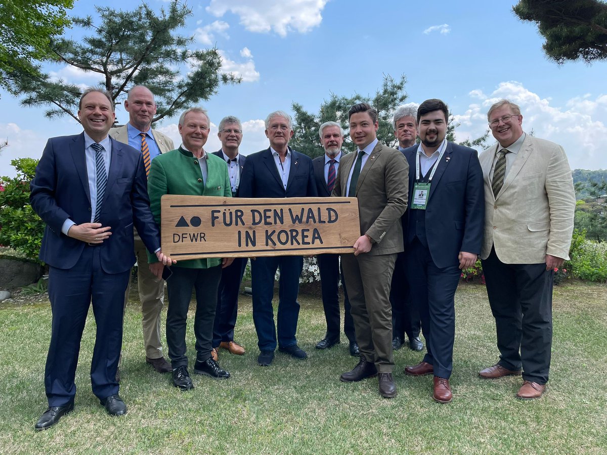 Empfang in der Residenz der deutschen Botschaft in Korea zum Start des World Forestry Congress in Seoul: Der deutsche Botschafter trifft sich zum Austausch mit dem #DFWR und Bundestagsabgeordneten. #WFCKorea