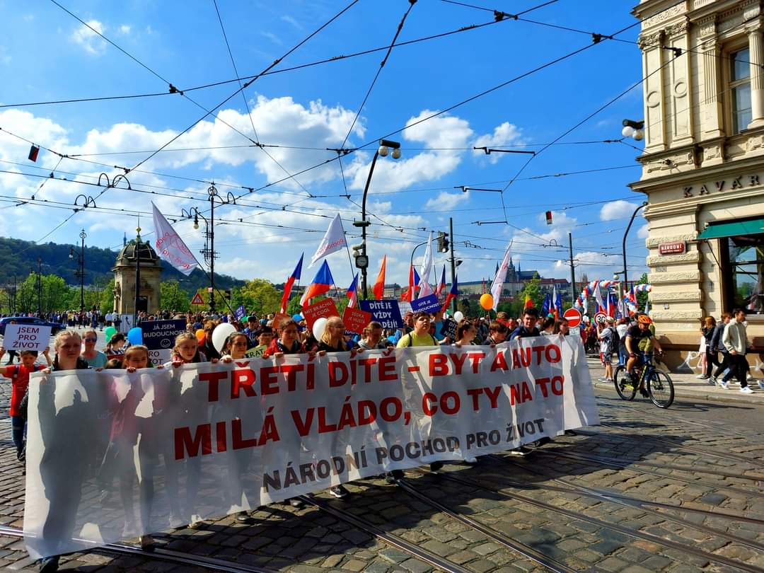 MarchePourLaVie's tweet photo. Superbe Marche pour la vie à Prague ce week-end ! 
UN GRAND BRAVO DE FRANCE, @HnutiProzivotCR 🇨🇿 
>>> https://t.co/vHbs6T4Ctk