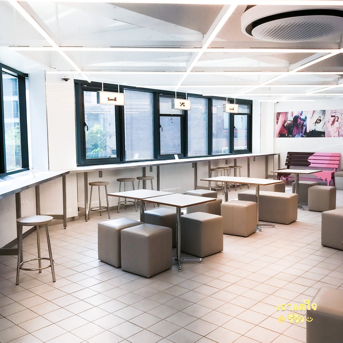 🥤☕️

THE SAMEE คาเฟ่หน้าตึกวายจี สัมผัสบรรยากาศหน้าตึกอวกาศ~
.
คาเฟ่ชั้น 1 และ 2 ส่วนของ MD ศิลปิน YG จะอยู่ชั้นใต้ดินนะคะ นั่งริมหน้าต่างจะมีทั้งข้างในและข้างนอก เห็นตึกหมดเลย
.
คาเฟ่เปิด 10.00-21.00 น. ทุกวัน
IG: thesamee_official
.
#รีวิวเกาหลี <a href="/Review_korea/">รีวิวเกาหลี</a>